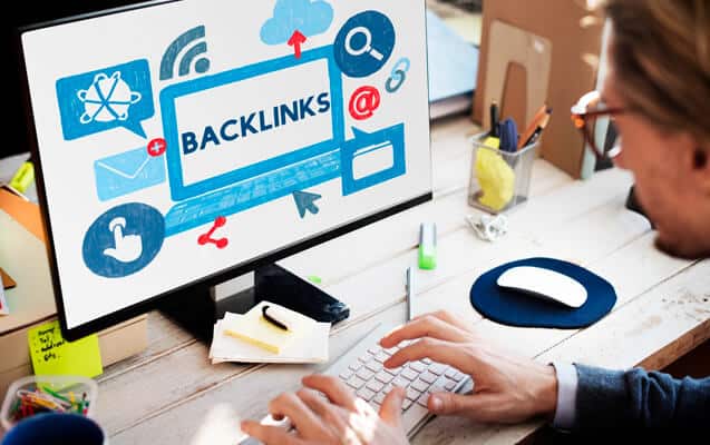 Homme devant un ordinateur qui créé des backlinks pour son site internet