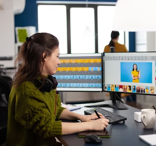 femme graphiste en entreprise