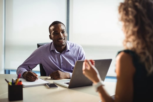 Cadres d'entreprise en interaction au bureau