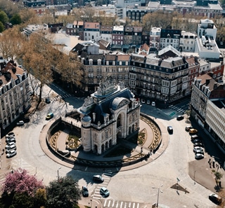 Photo vue aérienne d'un paysage urbain avec beaucoup de voitures et de beaux bâtiments à lille france