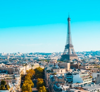 Photo paysage urbain de paris sous la lumière du soleil et un ciel bleu en france