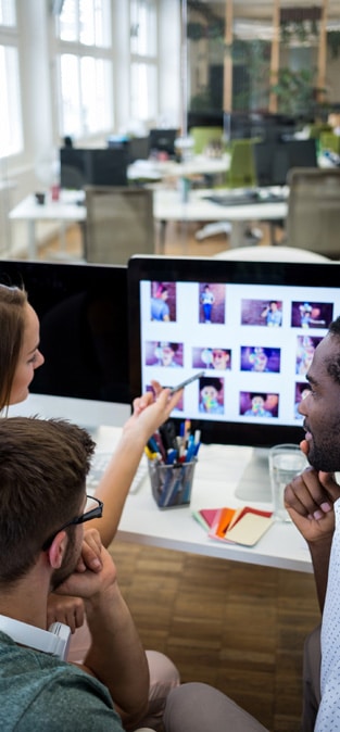 Groupe De Graphistes Interagissant Sur L'ordinateur a toulouse