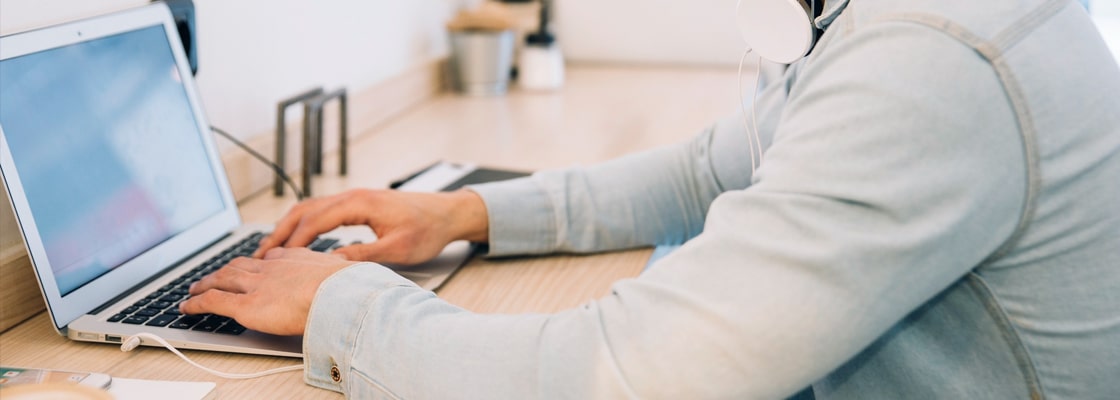 homme travaillant sur un ordinateur travaillant avec un site institutionnel