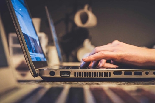 main sur un ordinateur creant un site internet a rouen