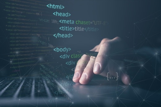 main sur ordinateur avec des mots html css