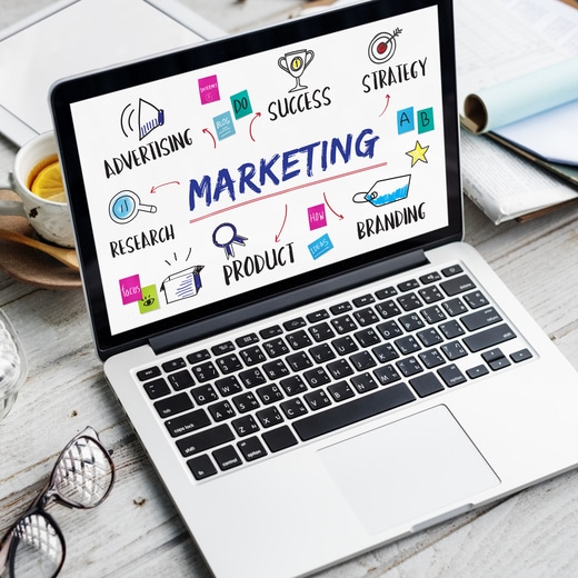 ordinateur affichant la définition de marketing